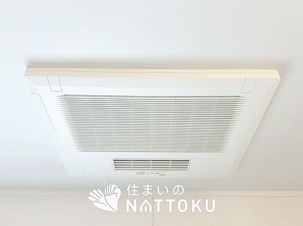 【電気式浴室暖房換気乾燥機】寒い冬場はあたたかく、暑い夏場は扇風機のような心地よさです。
雨の日は、浴室が衣類乾燥スペースになります。