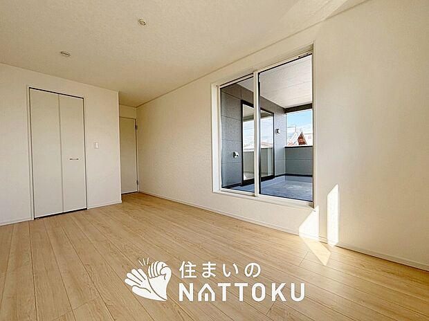【現地写真(洋室)】木目の美しさを際立たせるシンプルデザインの建具を使用しています。