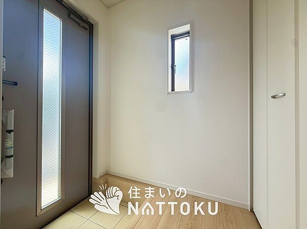 【現地写真(玄関)】玄関には、大型のシューズ収納を設置しています。