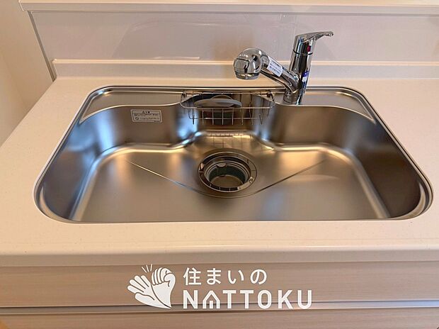 【浄水器内臓ハンドシャワー付シンク】広々とした凸型シンクに洗剤ポケットを標準装備。すっきり収納できます。
また、蛇口の先端に浄水器を内蔵しているため場所をとりません。
