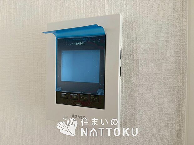 【TVモニター付インターホン】手放し通話ができ、送話表示灯で送話・受話状態が確認できます。
映像と音声で玄関先の様子をチェックできるモニター機能や、夜間の訪問者の顔も確認できるLEDライトを装備しています。