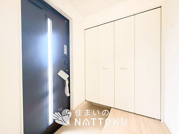【現地写真(玄関)】玄関には、大型のシューズ収納を設置しています。