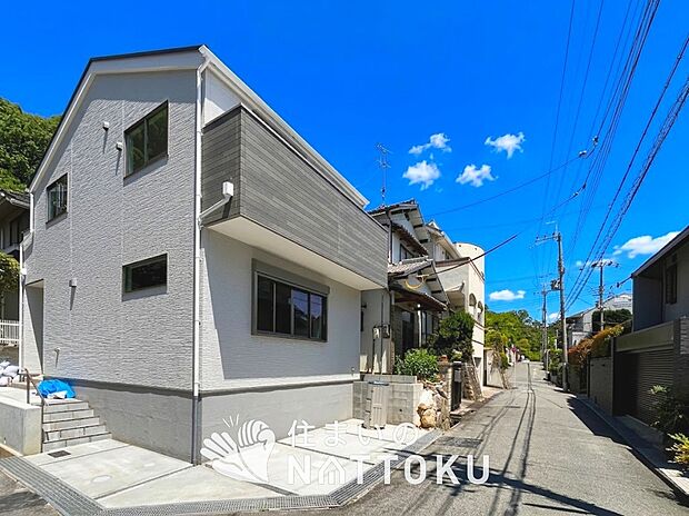 【現地写真(前道含む外観)】断熱性、気密性を高める工夫で一年中ずっと心地よく暮らせる、高気密・高断熱です。
