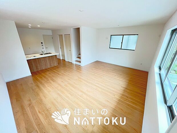 【現地写真(リビング)】フローリング材には、木目、色調など木材特有の風合いがあり、ナチュラルな美しさになっています。