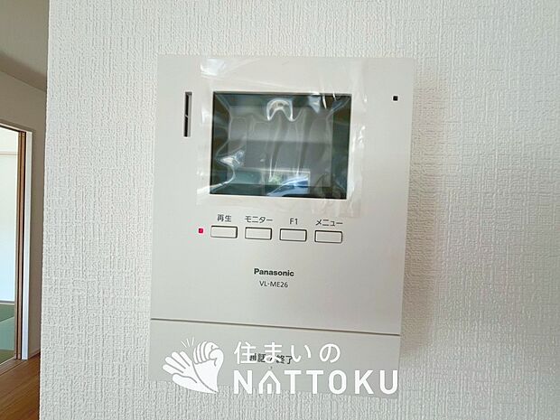 【TVモニター付インターホン】手放し通話ができ、送話表示灯で送話・受話状態が確認できます。
映像と音声で玄関先の様子をチェックできるモニター機能や、夜間の訪問者の顔も確認できるLEDライトを装備しています。