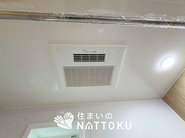 【浴室換気乾燥暖房機】予備暖房や衣類の乾燥に使用できる乾燥機を設置。
雨の日の洗濯物や、部屋干しの衣類等の乾燥に活躍します。