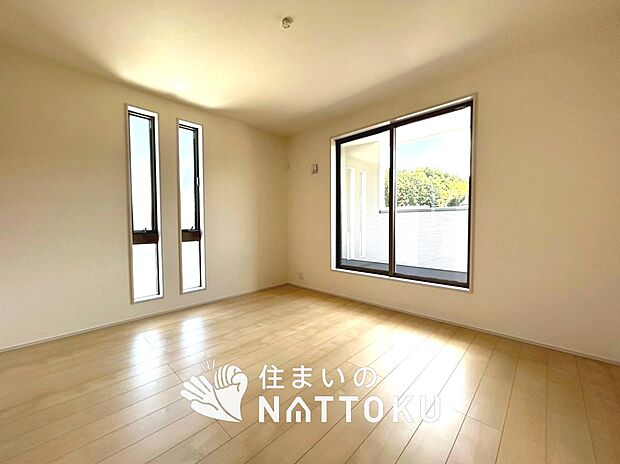 【現地写真(寝室)】木目の美しさを際立たせるシンプルデザインの建具を使用しています。