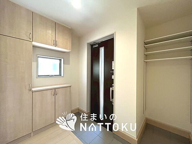 【現地写真(玄関)】玄関には、大型のシューズ収納を設置しています。