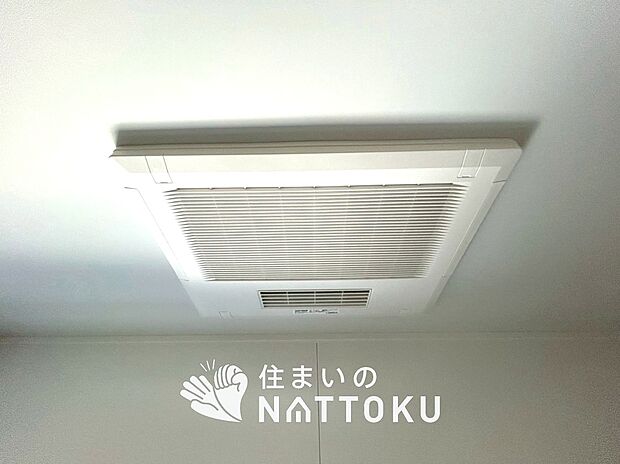 【電気式浴室暖房換気乾燥機】寒い冬場はあたたかく、暑い夏場は扇風機のような心地よさです。
雨の日は、浴室が衣類乾燥スペースになります。