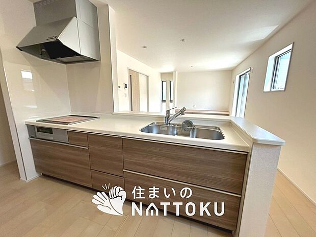 【現地写真(キッチン)】収納たっぷりのシステムキッチン、浄水器付水栓を標準装備しています。