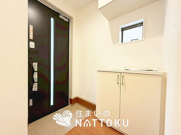 【現地写真(玄関)】玄関には、大型のシューズ収納を設置しています。