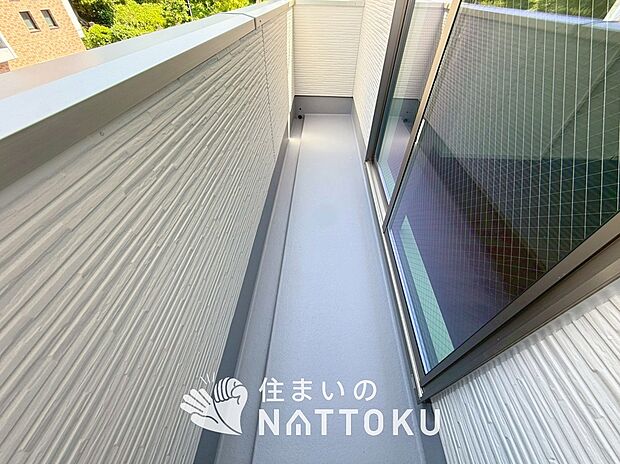 【バルコニー】奥行きが広く、洗濯物をゆったりと干せる十分な広さで、家族の洗濯も捗ります。