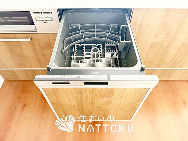 【食器洗い乾燥機】食後の時間にゆとりを与えてくれる食器洗い乾燥機。
操作ボタンも上面にあるので、腰をかがめずに操作ができラクラクです。