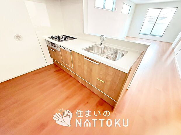 【現地写真(キッチン)】収納たっぷりのシステムキッチン、浄水器付水栓を標準装備しています。