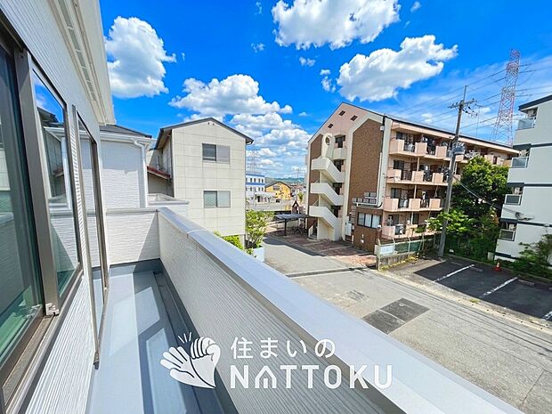 【バルコニー】奥行きが広く、洗濯物をゆったりと干せる十分な広さで、家族の洗濯も捗ります。