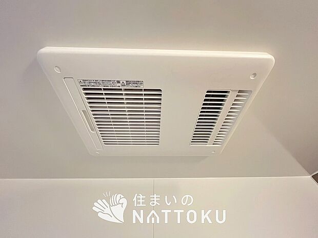【浴室暖房換気乾燥機】入浴後の水滴や湿気を排出し、カビの発生や臭いを抑制します。
雨の日の洗濯物にも効果的です。
