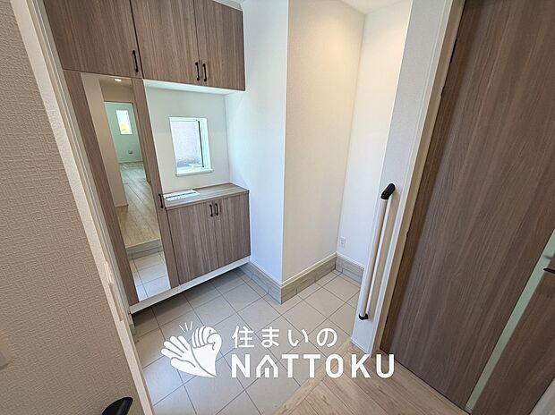 【現地写真(玄関)】玄関には、大型のシューズ収納を設置しています。
