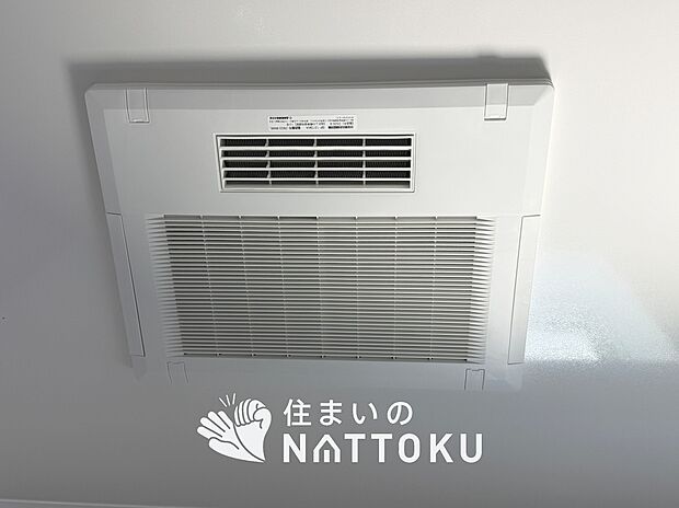 【浴室換気乾燥暖房機】予備暖房や衣類の乾燥に使用できる乾燥機を設置。
雨の日の洗濯物や、部屋干しの衣類等の乾燥に活躍します。