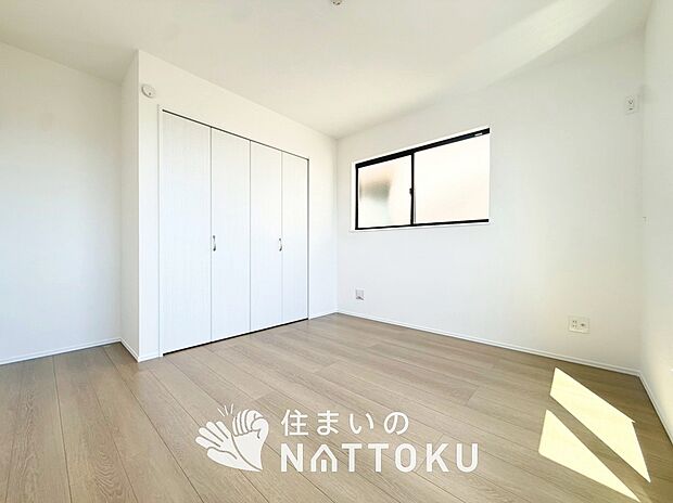 【現地写真(洋室)】木目の美しさを際立たせるシンプルデザインの建具を使用しています。