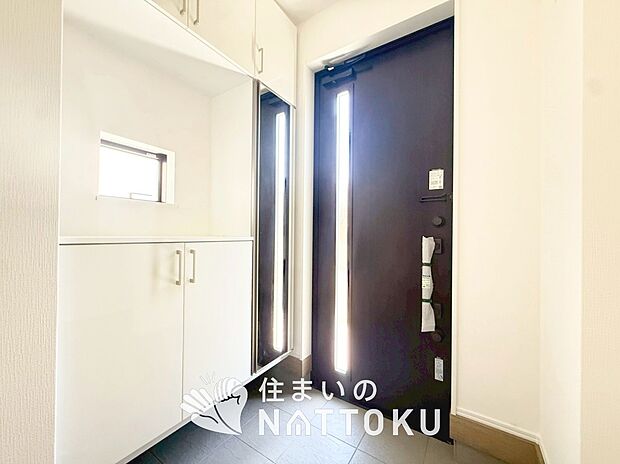 【現地写真(玄関)】玄関には、大型のシューズ収納を設置しています。