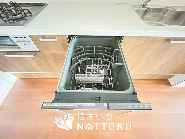【食器洗い乾燥機】食後の時間にゆとりを与えてくれる食器洗い乾燥機。
操作ボタンも上面にあるので、腰をかがめずに操作ができラクラクです。