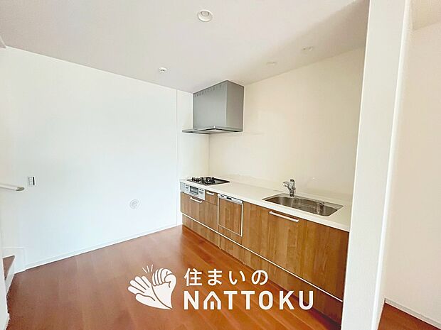 【現地写真(キッチン)】収納たっぷりのシステムキッチン、浄水器付水栓を標準装備しています。