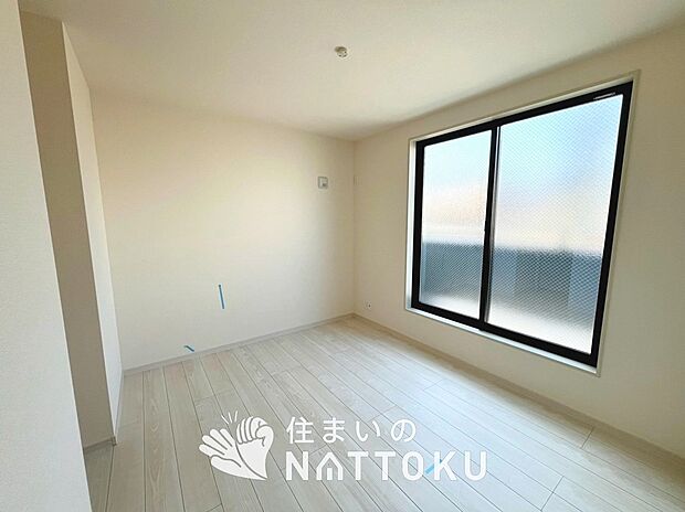 【現地写真(寝室)】木目の美しさを際立たせるシンプルデザインの建具を使用しています。
