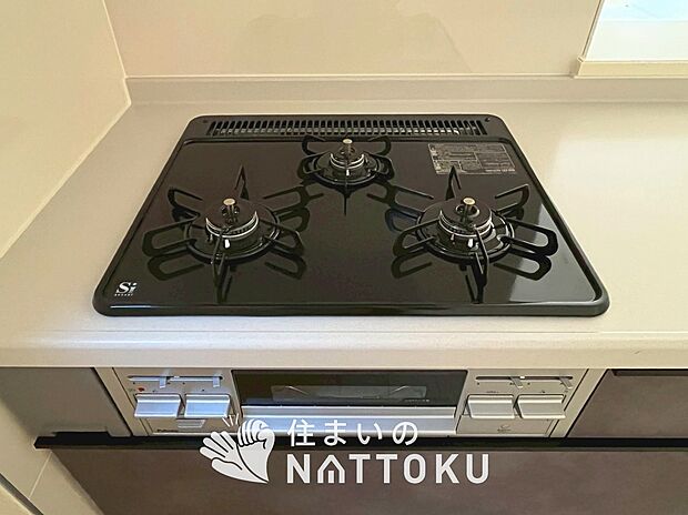 【ビルトインコンロ】フラットな構造で清掃性が高く、過熱防止センサー付3口タイプで日頃の家事も快適です。