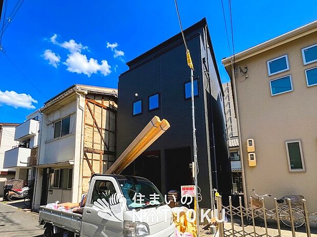 【現地写真(前道含む外観)】健康被害に配慮したもっとも安全性の高い建材を採用し、シックハウス対策をしております。