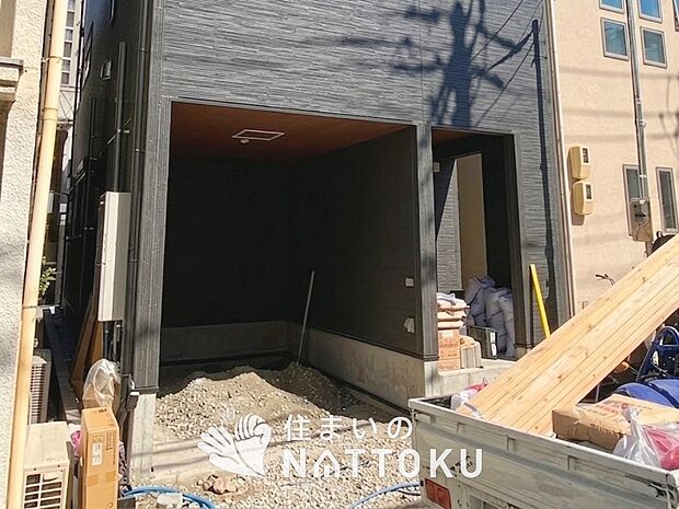 【現地写真(駐車場)】駐車スペースが広く、運転が苦手な方も安心です。