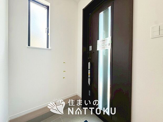【現地写真(玄関)】玄関には、大型のシューズ収納を設置しています。