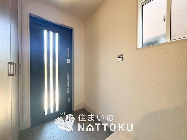 【現地写真(玄関)】玄関には、大型のシューズ収納を設置しています。