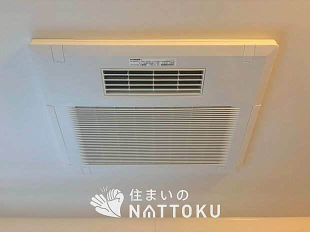 【浴室暖房換気乾燥機】寒い冬場はあたたかく、暑い夏場は扇風機のような心地よさです。
雨の日は、浴室が衣類乾燥スペースになります。