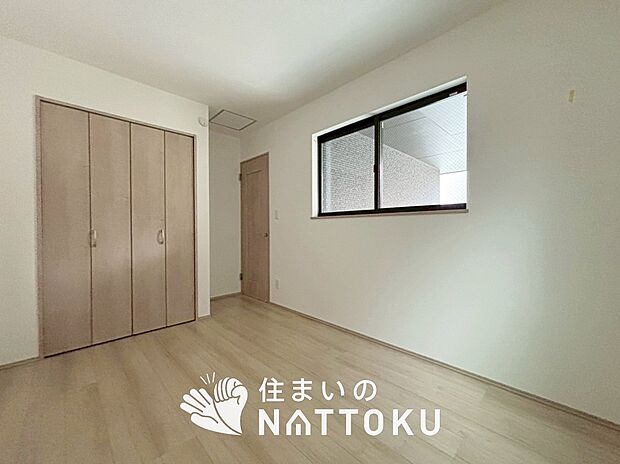 【現地写真(洋室)】木目の美しさを際立たせるシンプルデザインの建具を使用しています。