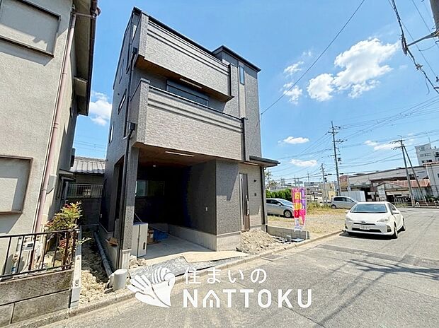 【現地写真(前道含む外観)】軽くて火災に強い屋根材を採用し、地震時の建物への負担や揺れを軽減しています。
