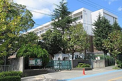 箕面市立萱野東小学校 90ｍ(徒歩2分)