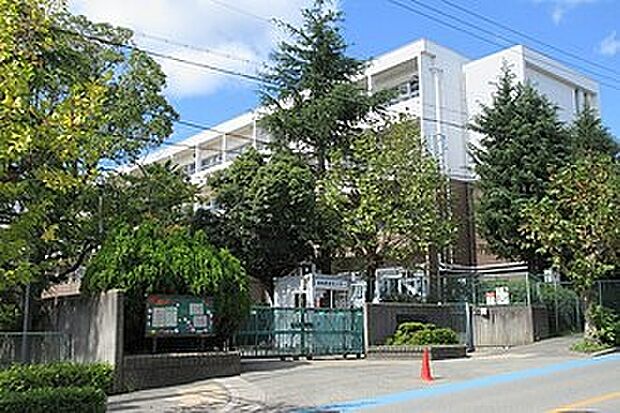 箕面市立萱野東小学校(約90m)