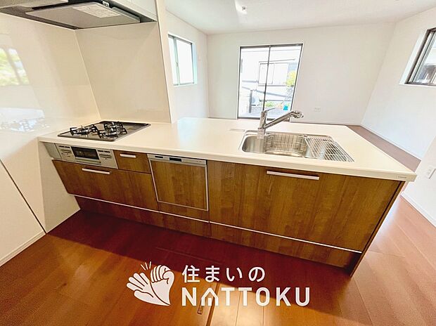 【現地写真(キッチン)】収納たっぷりのシステムキッチン、浄水器付水栓を標準装備しています。