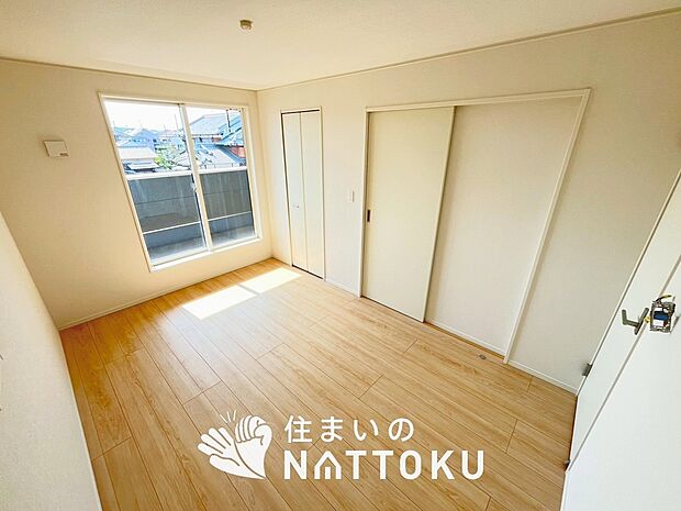 【現地写真(寝室)】木目の美しさを際立たせるシンプルデザインの建具を使用しています。室。くつろぎの空間です。