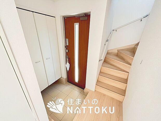 【現地写真(玄関)】玄関には、大型のシューズ収納を設置しています。
