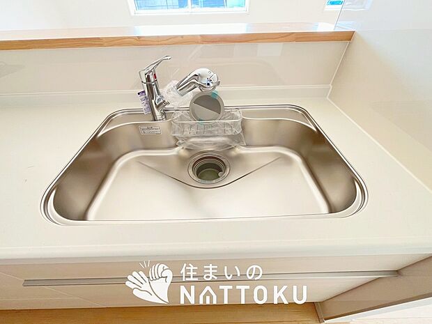 【浄水器内臓ハンドシャワー付シンク】広々とした凸型シンクに洗剤ポケットを標準装備。すっきり収納できます。
また、蛇口の先端に浄水器を内蔵しているため場所をとりません。