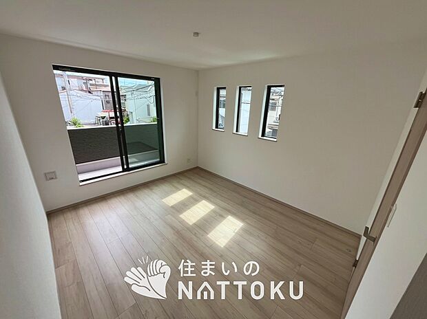 【現地写真(寝室)】木目の美しさを際立たせるシンプルデザインの建具を使用しています。