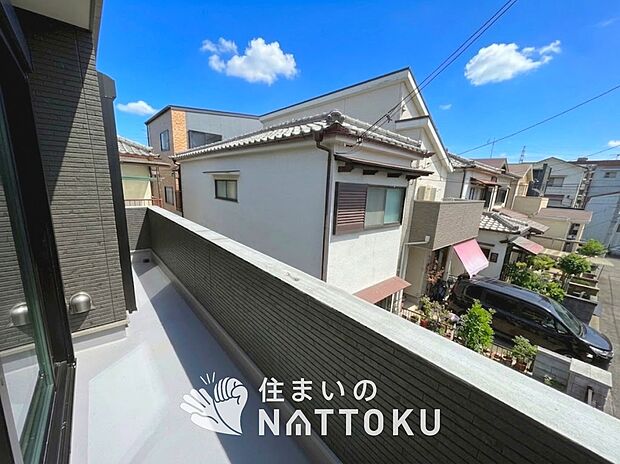 【バルコニー】奥行きが広く、洗濯物をゆったりと干せる十分な広さで、家族の洗濯も捗ります。