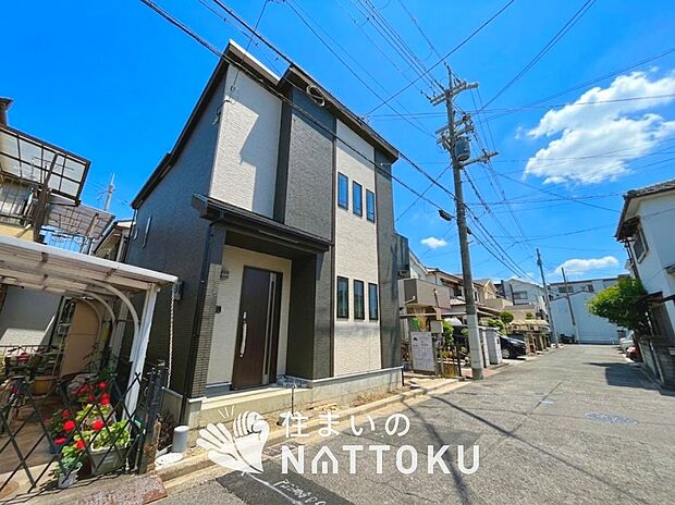【現地写真(前道含む外観)】軽くて火災に強い屋根材を採用し、地震時の建物への負担や揺れを軽減しています。