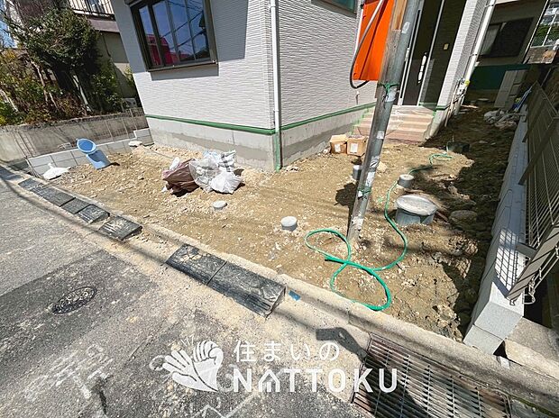 【現地写真(駐車場)】駐車スペースが広く、運転が苦手な方も安心です。
