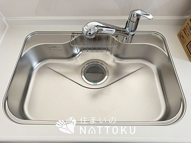 【浄水器内臓ハンドシャワー付シンク】広々とした凸型シンクに洗剤ポケットを標準装備。すっきり収納できます。
また、蛇口の先端に浄水器を内蔵しているため場所をとりません。