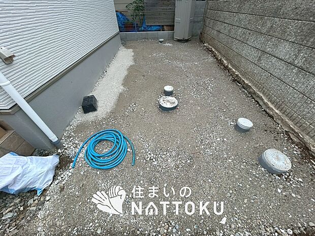 【現地写真(駐車場)】駐車スペースが広く、運転が苦手な方も安心です。