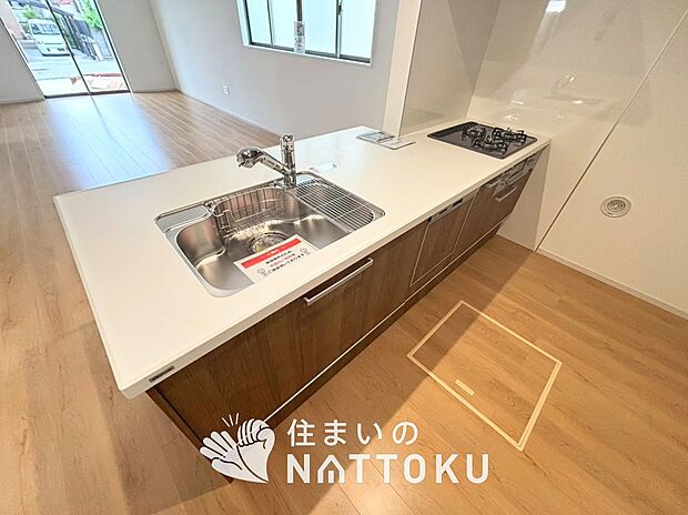 【現地写真(キッチン)】収納たっぷりのシステムキッチン、浄水器付水栓を標準装備しています。