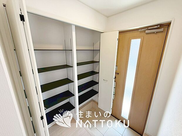 【現地写真(玄関)】玄関には、大型のシューズ収納を設置しています。