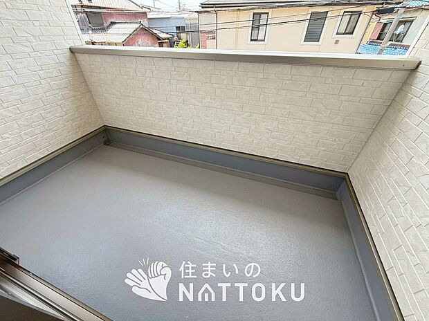 【バルコニー】奥行きが広く、洗濯物をゆったりと干せる十分な広さで、家族の洗濯も捗ります。